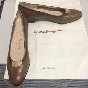 Salvatore Ferragamo brown 1 1/2 inch heel pumps.